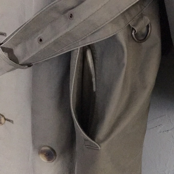 Brooks Brothers Trench coat. - Picture 8 of 8